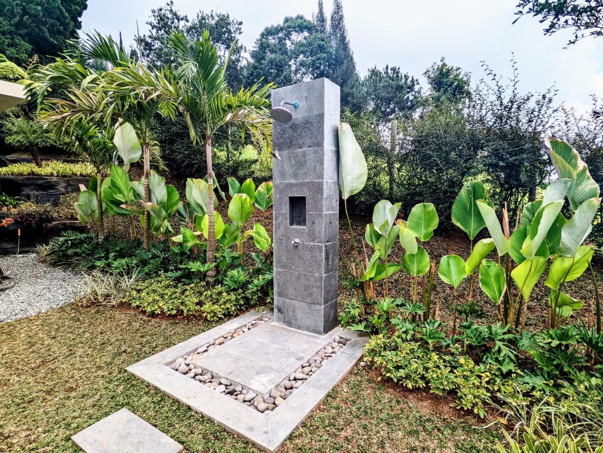 Cottonwood Exclusive Villa @Lembang Asri - Jacuzzi Playground Netflix Billyard Exterior foto
